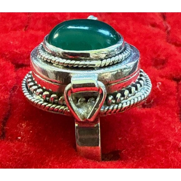 Vintage Silver Poison Ring Green Gemstone & Hidden Compartment Size 6. - Picture 8 of 10